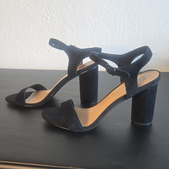 Chic Black Suede Heels - Picture 5 of 9